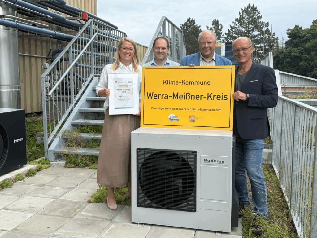 Nicole Rathgeber, Holger Schülbe, Bernd Schrader & Maik Krähe mit Preis in Form eines Schildes