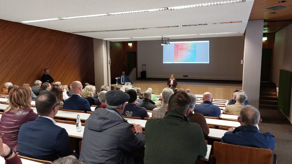 Zuschauer mit Landrätin und Obermeister bei der Eröffnungsrede des 2. Wärmepumpentags in der Beruflichen Schule Eschwege