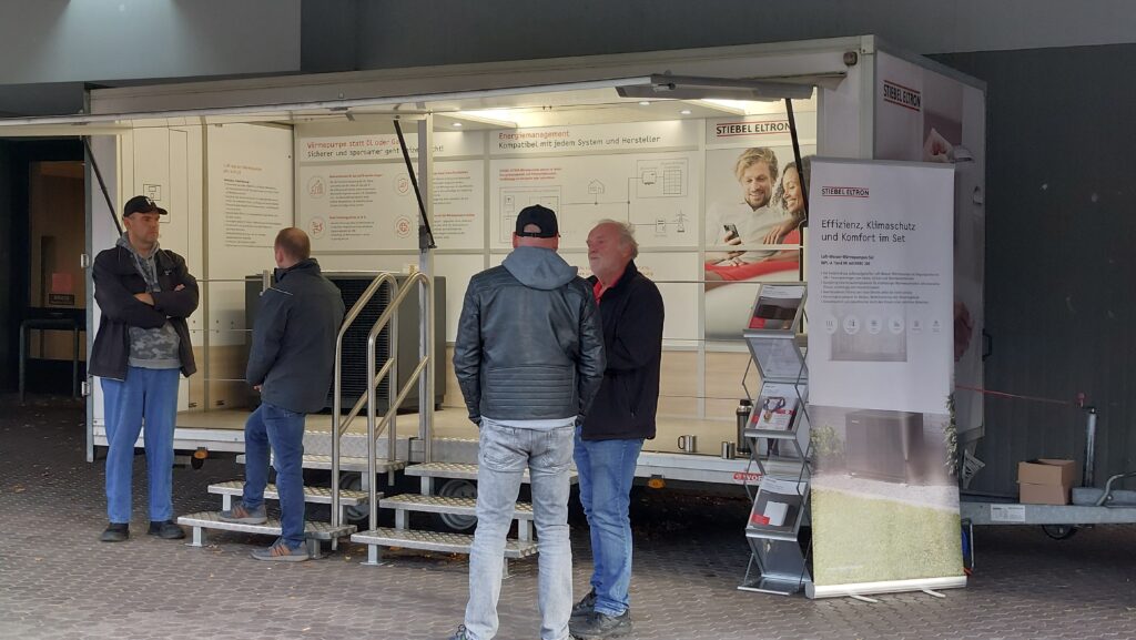 Stiebel Eltron Stand mit Personen im Gespräch