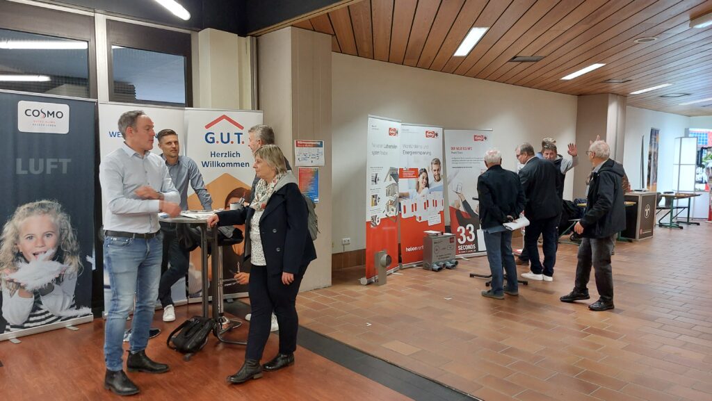 Hersteller für Heizungstechnik im Zwischengang zur Cafetaria