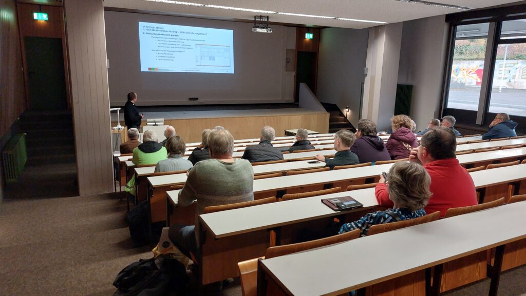 Vortrag "Wärmepumpen in der Bestandssanierung". Vortragener und Zuhörer