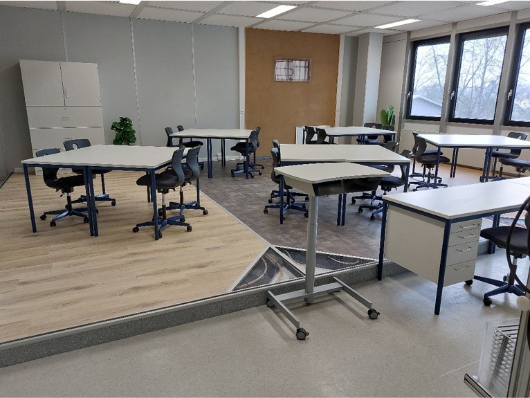 Schulungsraum mit Fußboden-, Wand- und Deckenheizungen in offener Bauweise zur anschaulichen Demonstration unterschiedlicher Wärmeverteilsysteme.