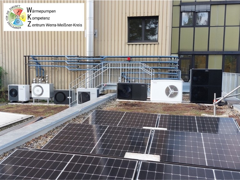 Außenfläche mit installierten Außengeräten und PV-Anlage inklusive Batteriespeicher – zur Demonstration der Sektorkopplung zwischen Strom und Wärme.