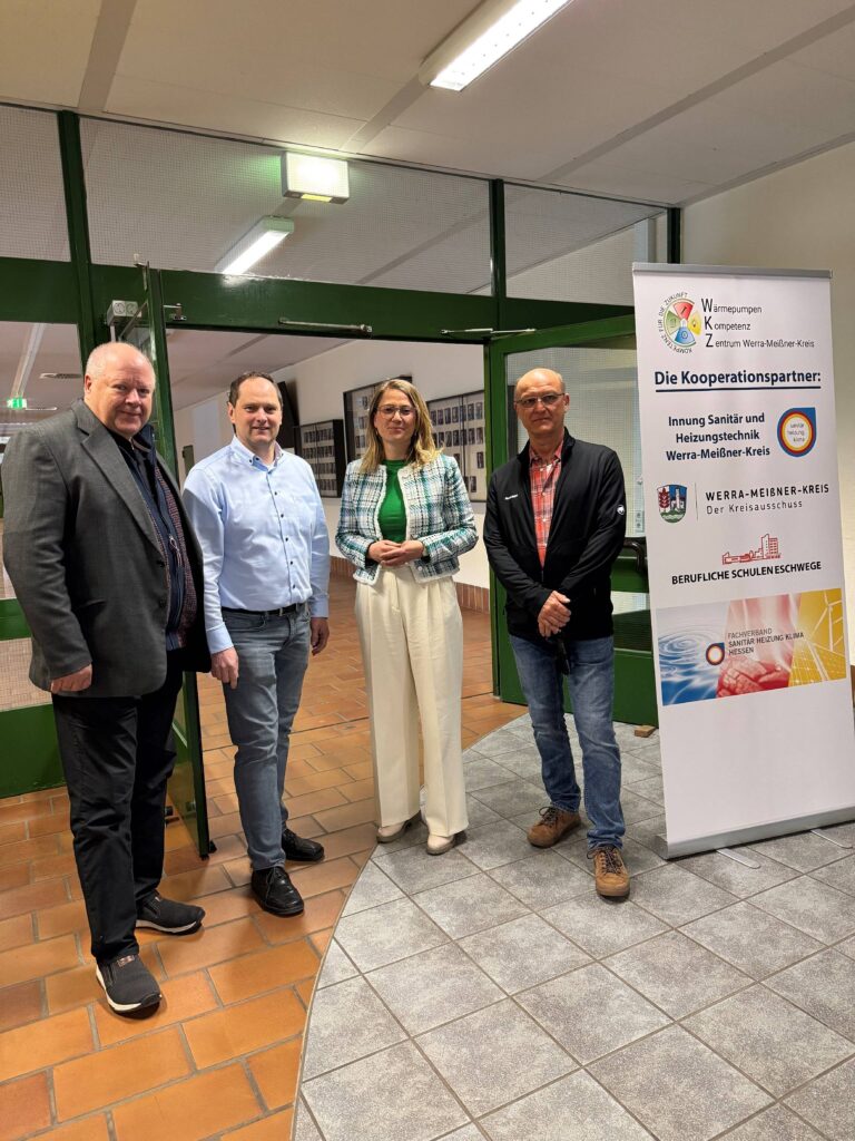 Bernd Schrader (Obermeister Innung Sanitär- und Heizungstechnik Werra-Meißner-Kreis), Holger Schülbe (Werra-Meißner-Kreis), Landrätin Nicole Rathgeber und Maik Krähe (Fachlehrer Berufliche Schulen Eschwege) bei der ersten Bürgerveranstaltung im Wärmepumpen-Kompetenz-Zentrum.