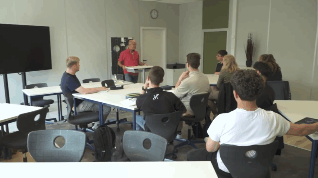 Auszubildende erhalten praktische Einführung in die Wärmepumpentechnik im Schulungsraum des Kompetenzzentrums.